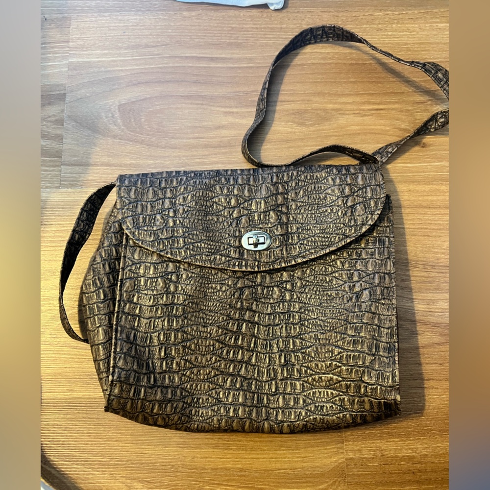 Chic Crocodile Pattern Crossbody Bag in Brown